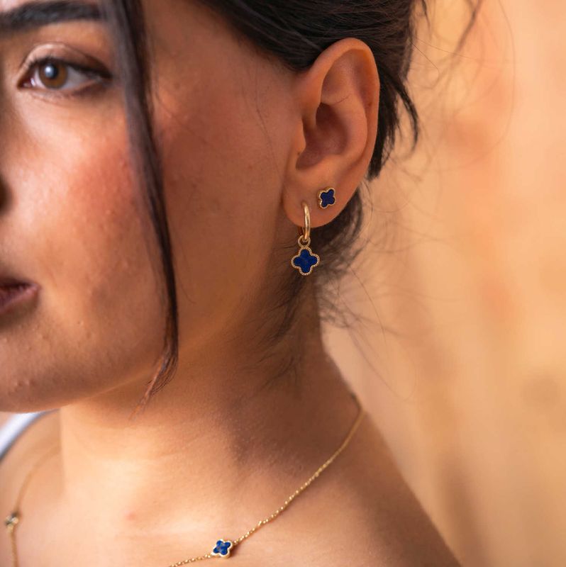 Øredobber i forgylt sølv med havblå kløver 992094