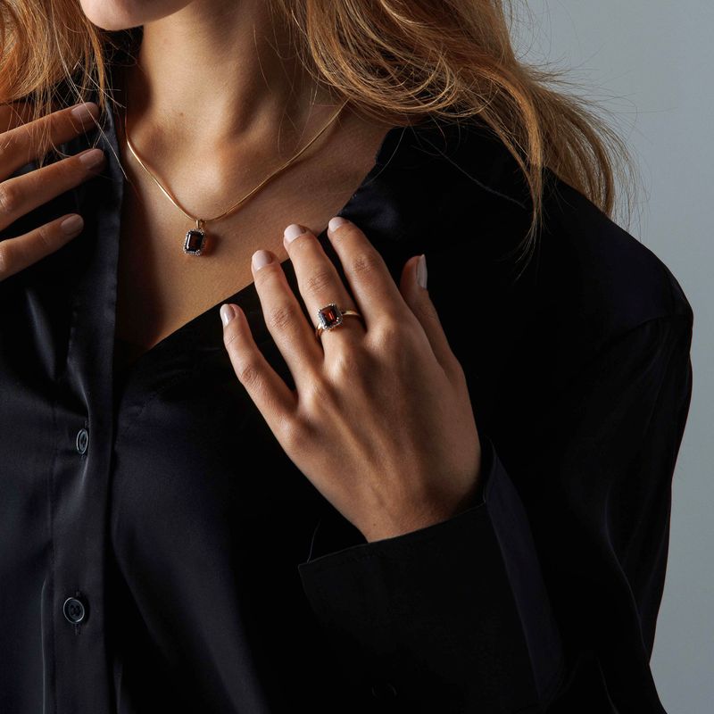 EC Ring i gult gull med diamant 0,14 ct WSI og Rhodolitt 22150043