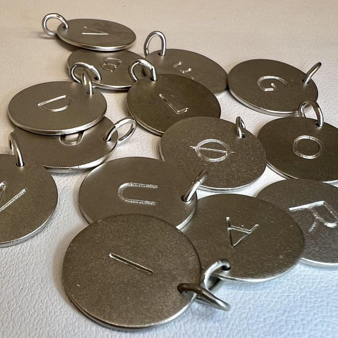 Hovedbilde Anheng plate i sølv med bokstav 