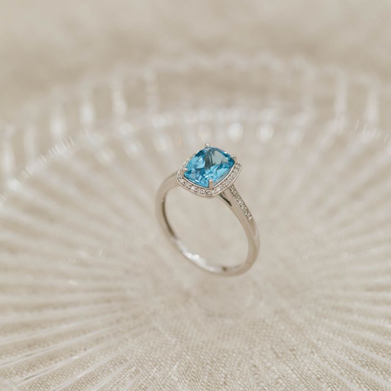 EC Ring Hvitt Gull topas og diamanter 0,10 ct WSI 1215992